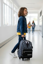 Mochila De Rodinhas Wandinha Uniforme Preto - Luxcel